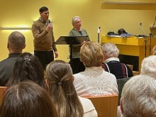 HÄNEN TEKOJAAN JULISTAMASSA